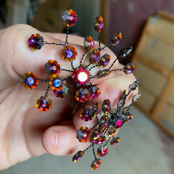 Bold Sparkly earrings - Picture 4 of 15